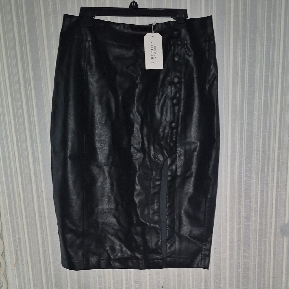 Luxurious Faux Leather Stretch Pencil Skirt in Classic Black